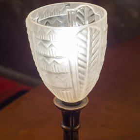 Настольная лампа с стеклянным плафоном